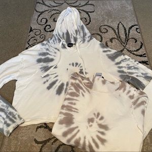 Long sleeve tye dye pullover cropped shirts - lot of 2 - womens large